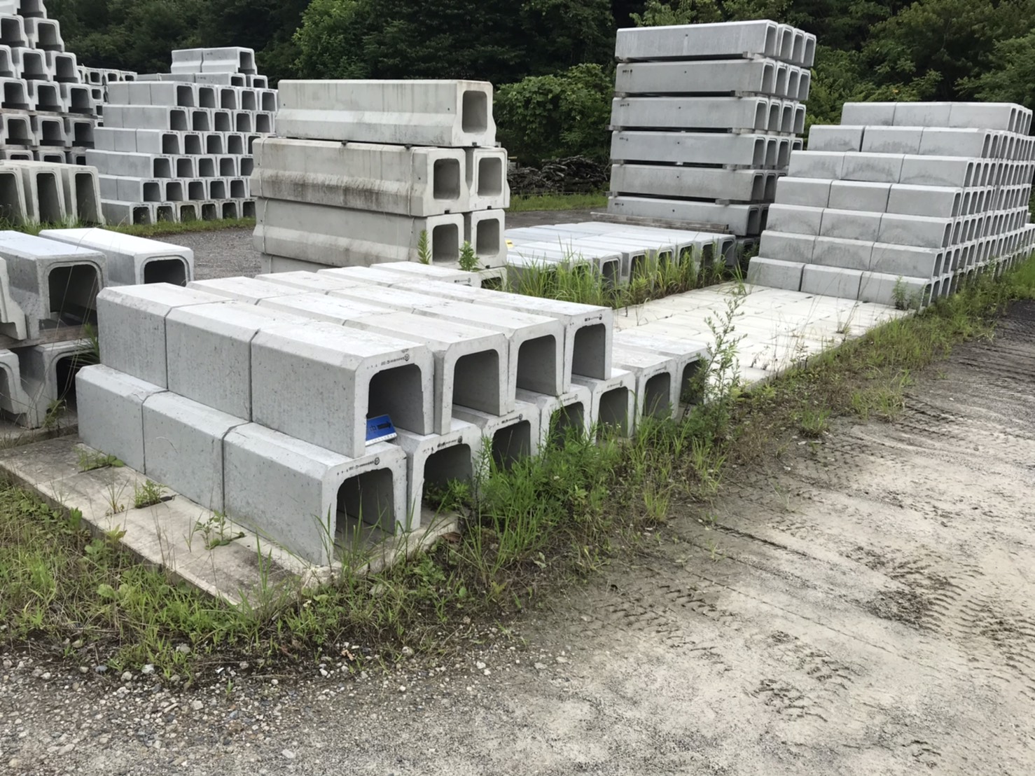 大型平ボディ車輸送 コンクリート U字溝 9 9 菊地運輸 大型平ボディ車輸送 コンクリート U字溝 9 9 菊地運輸